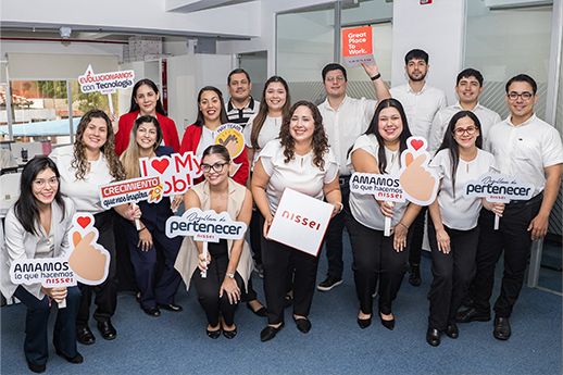 Equipo Nissei celebrando Great Place to Work en tienda