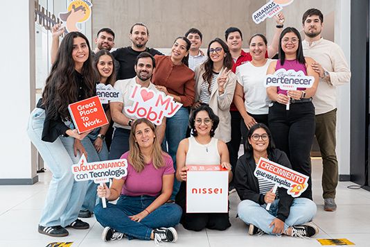 Colaboradores Nissei con uniformes en tienda