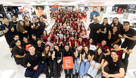 Equipo completo de tienda Nissei Paraguay celebrando Great Place to Work