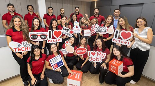 Colaboradores Nissei en tienda mostrando su orgullo de pertenecer a la empresa
